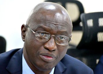 Le ministre  Laye Sekou  Camara joint l’acte à la parole : tous les nids d’oiseaux des routes en cours de réparation à Conakry